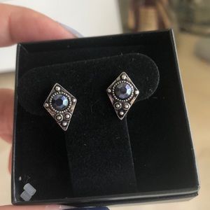 Antique looking earrings with navy stone